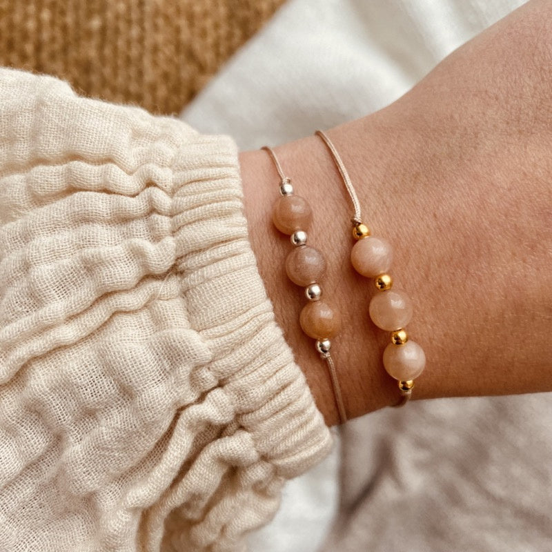 Diverse edelsteen armbandjes met satijnkoord