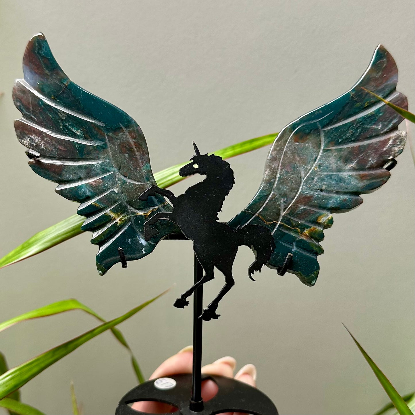 Oceaan jaspis unicorn op standaard