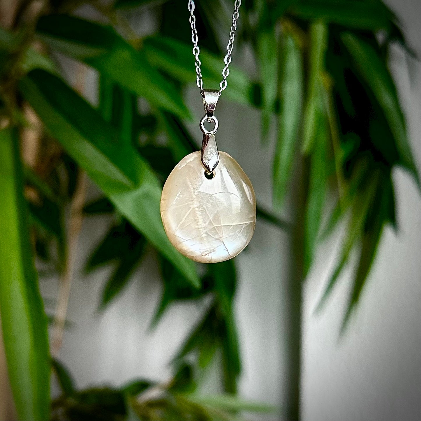 Lichte maansteen kettinghangers - zilver