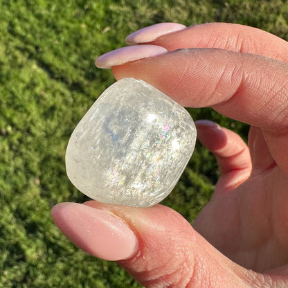 Calciet met regenboogjes trommelsteen M