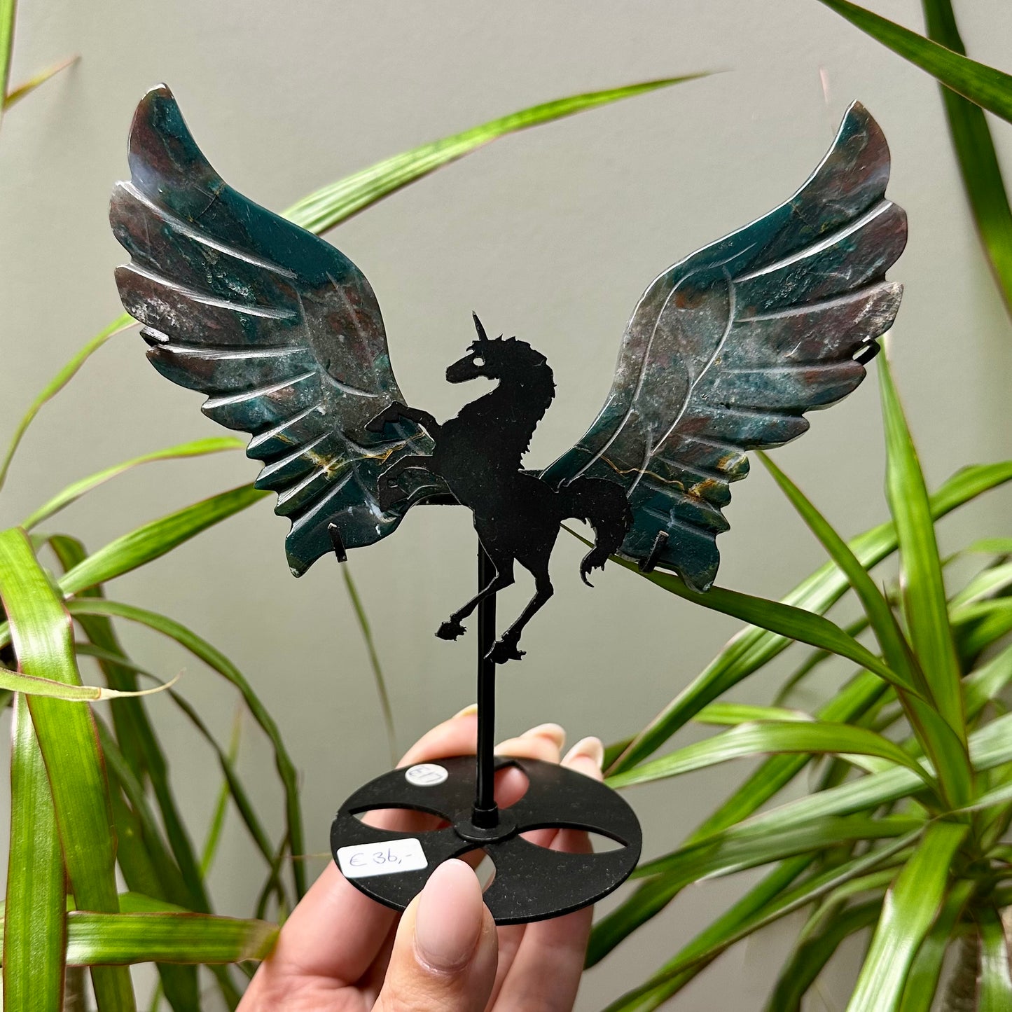 Oceaan jaspis unicorn op standaard