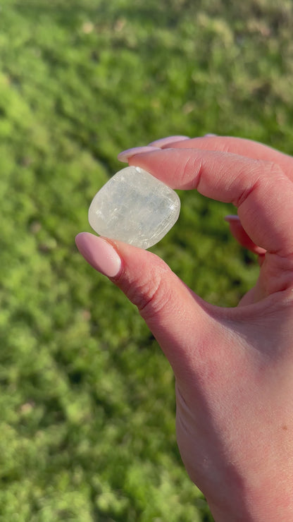 Calciet met regenboogjes trommelsteen M