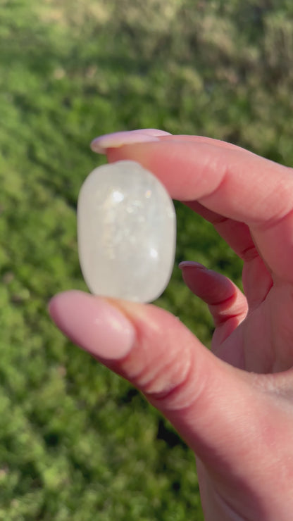 Calciet met regenboogjes trommelsteen M